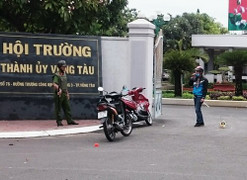 Ném bom xăng, cầm mã tấu đứng cổng Hội trường Thành ủy Vũng Tàu thách thức cảnh sát