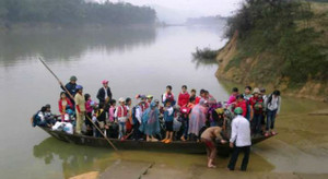 Thót tim cảnh trẻ chen chúc trên con đò 'tử thần' không phao cứu sinh