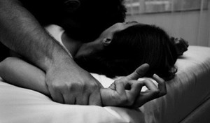 Nam nhân viên khách sạn lẻn vào phòng cưỡng bức khách nữ xinh đẹp