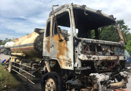 Xe bồn chở dầu bốc cháy ngùn ngụt trên quốc lộ 1A