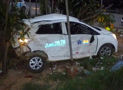 Xe khách húc taxi văng xa 20m, tài xế chết thảm