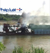 Dân bức xúc đốt tàu cuốc khai thác cát sỏi gây sạt lở trên sông Gâm