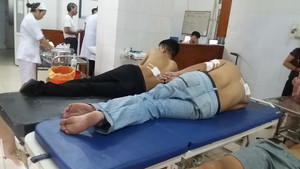 Nhóm côn đồ bịt mặt nã súng vào xe taxi, 3 người trọng thương