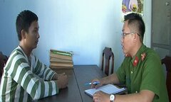 Cầm dao rượt đuổi dọa chém, đốt cháy rụi xe máy của 2 mẹ con