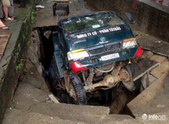 Hố 'tử thần' nuốt gọn xe tải 3,5 tấn, lái xe đẩy cửa nhảy ra ngoài thoát thân