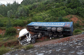 Xe container mất lái rơi xuống đèo Lý Hòa, 2 người bị thương