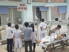 Tường cao hơn 2m đổ sập, giám đốc và một công nhân bị vùi lấp