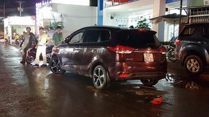 Sau va chạm, tài xế ô tô bỏ chạy kéo lê người phụ nữ dưới gầm gần 800m