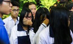 Hàng nghìn học sinh trào nước mắt tiễn thầy Văn Như Cương về với đất mẹ