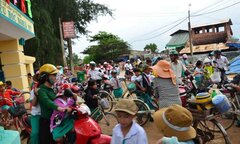 Hàng trăm học sinh tiểu học bị lò gạch thủ công 'xông' khói