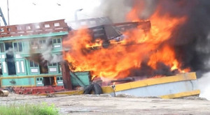 Tàu cá bốc cháy dữ dội tại Cảng cá ở Sóc Trăng