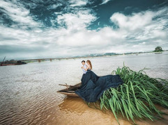 Cô dâu, chú rể leo lên nóc nhà chụp ảnh cưới ngập trong nước lũ ở Ninh Bình