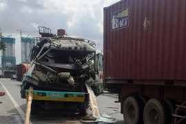 Tông xe liên hoàn, tài xế xe tải thều thào kêu cứu trong cabin biến dạng