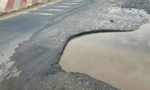 Hố 'tử thần' xuất hiện trên đường huyết mạch ở Bình Dương