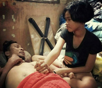 Bé gái 12 tuổi nhặt rác nuôi cha tàn phế suốt 5 năm