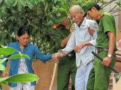 Cụ ông 93 tuổi đầu độc vợ bằng thuốc trừ sâu vì 5 chỉ vàng