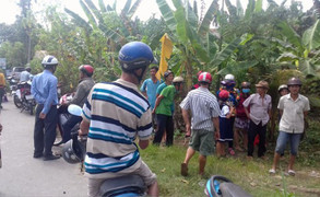 Thi thể người đàn ông cháy đen trong vườn chanh ở miền Tây