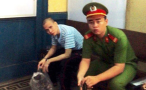 Tử tù ngất xỉu ngay khi vừa khai mạc phiên tòa