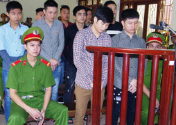 Hỗn chiến trong quán ốc, 1 người bị chém chết