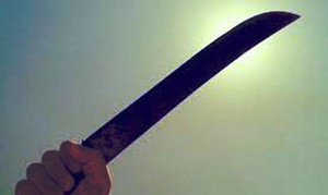 Con trai đưa dao thách thức, bị bố chém trọng thương