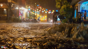 Thủy điện xả lũ, phố cổ Hội An lung linh ánh đèn ngập trong nước