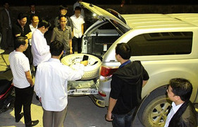 Xe biển xanh giấu 40 bánh heroin trong lốp dự phòng