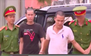 Ngang nhiên bóp cổ người đi đường cướp tài sản