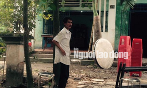 Đang nằm ngủ, người đàn ông bị nhóm côn đồ đâm chết