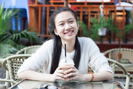 Ảnh đời thường xinh đẹp của nữ sinh 9X tặng hoa Thủ tướng Canada