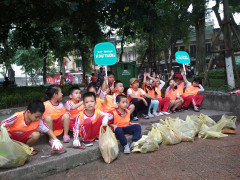 Học sinh Hà thành dọn rác quanh Hồ Gươm trước giờ đón các nguyên thủ đến Việt Nam