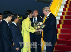 Cô gái may mắn được tặng hoa cho Tổng thống Mỹ Donald Trump là ai?