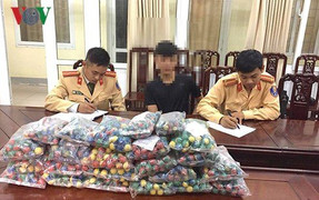 Nam sinh lớp 11 đi xe đạp chở hàng nghìn quả pháo dạo phố