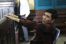 Níu kéo tình cảm bất thành, ép vợ con uống thuốc trừ sâu