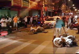 'Xe điên' tông hàng loạt xe máy đang dừng đèn đỏ