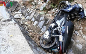 Xe máy mất phanh khi xuống dốc, 2 mẹ con chết thương tâm