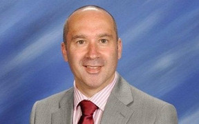 Tại sao trường học Anh cấm giáo viên chấm điểm?