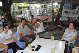 Bé gái bị bạo hành bằng sắt nung đỏ: 'Mẹ kế của cháu hung dữ nên không ai dám lên tiếng'