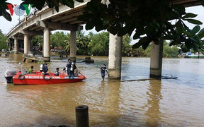 Tàu chìm, 2 vợ chồng bị nước cuốn trôi ở Tiền Giang