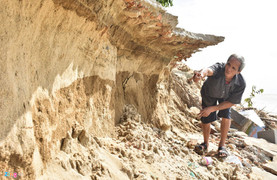 Triều cường giật sập nhiều nhà dân ven biển Quảng Ngãi