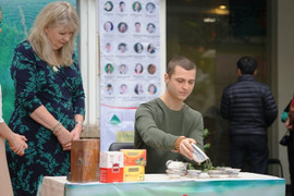 Trà Việt xuống phố