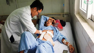 Đi hái rau, nam thanh niên bị 9 viên đạn lạc găm trúng người
