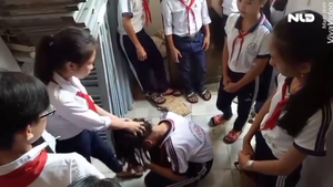 Nữ sinh đánh 3 bạn cùng trường dã man bị buộc thôi học
