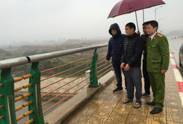 Không tìm thấy điện thoại, khách hàng đâm chết chủ quán