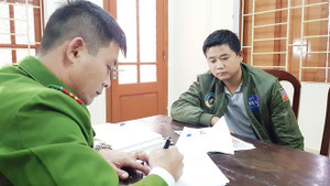 Bị mất tiền, nghịch tử cầm dao đe dọa, đánh bố đa chấn thương