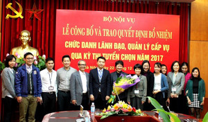 Bộ Nội vụ bổ nhiệm luôn 2 vụ phó vừa thi đậu