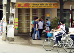 Chuẩn bị lên ô tô, người phụ nữ bị giật túi xách chứa đầy tiền