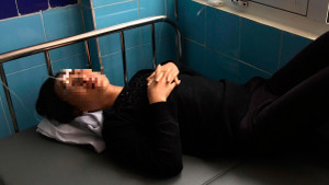 Con dâu bị mẹ chồng tạt axít bỏng hai mắt: Người chồng nói gì?