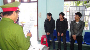 100 thanh niên mang dao kiếm hỗn chiến như phim hành động ở Quảng Nam