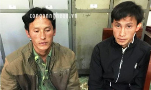 Vợ trốn truy nã bị cảnh sát bắt, chồng và hai con trai mang dao chống trả quyết liệt