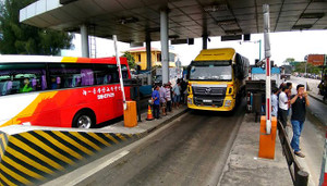 Tài xế lại dùng tiền lẻ phản đối, BOT Sông Phan xả trạm ngày cuối tuần